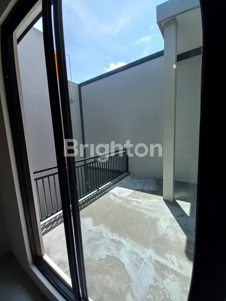 image RUMAH BARU GRESS MODERN MINIMALIS SIAP HUNI MANYAR KERTAADI (7)