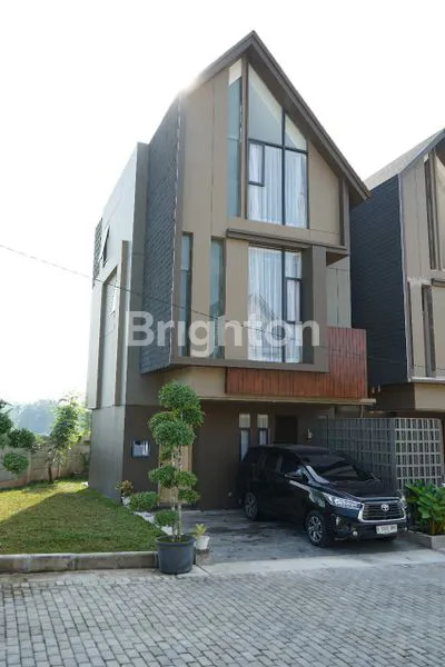 image RUMAH MEWAH 3 LANTAI BERNUANSA ALAM DI PUSAT KOTA PEKANBARU (1)