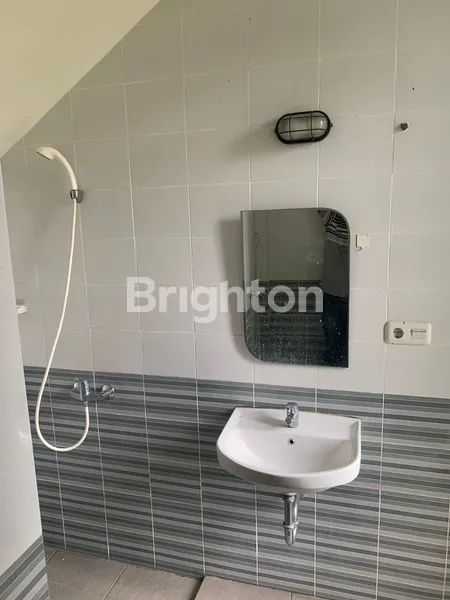 image HUNIAN MODERN 3 KAMAR DI SUVARNA SUTERA TANGERANG (5)