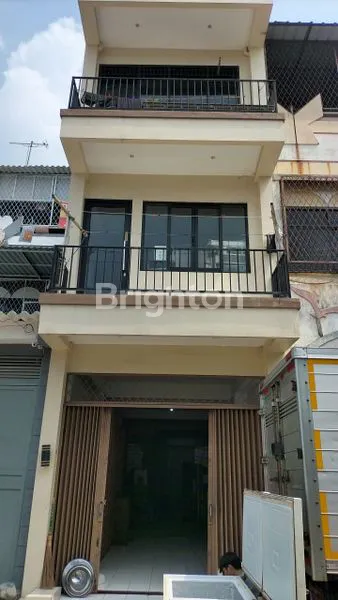 image DISEWAKAN RUKO 3 LANTAI, LOKASI STRATEGIS DI KEDOYA, JAKARTA BARAT (1)