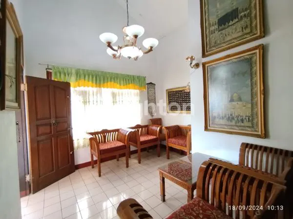 image JUAL RUMAH LUAS DAN NYAMAN DI LOKASI STRATEGIS (3)