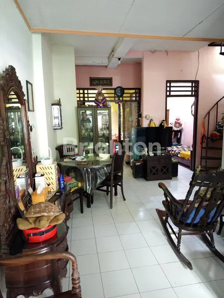 image RUMAH 2 LANTAI SIAP HUNI PLAMONGAN INDAH (3)