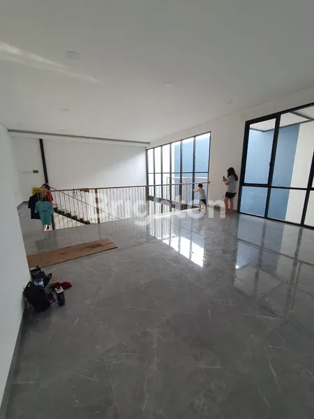 image RUMAH BARU SIAP HUNI 2 LANTAI LOKASI STRATEGIS DI SUTOREJO SELATAN DEKAT DENGAN RAYA MULYOSARI (3)