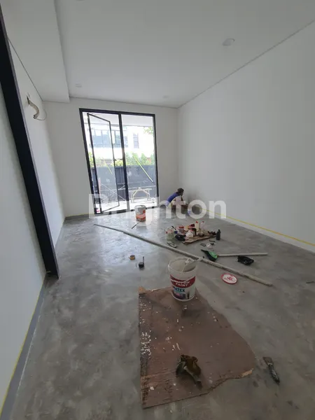 image RUMAH BARU SIAP HUNI 2 LANTAI LOKASI STRATEGIS DI SUTOREJO SELATAN DEKAT DENGAN RAYA MULYOSARI (6)