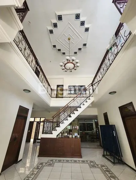 image RUMAH MEWAH 2 LANTAI DI PUSAT KOTA MALANG (3)