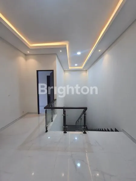 image RUMAH BARU MODERN MINIMALIS 2,5 LANTAI CITRALAND UTAMA, SURABAYA BARAT. DEKAT SEKOLAH CIPUTRA, KOMERSIAL AREA RAYA TELAGA UTAMA CITRALAND (SUPER INDO, RESTORAN PADANG PAYAKUMBUAH, MIMI SCHOOL, DLL) (6)