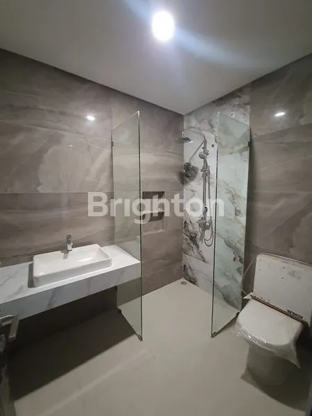 image RUMAH BARU MODERN MINIMALIS 2,5 LANTAI CITRALAND UTAMA, SURABAYA BARAT. DEKAT SEKOLAH CIPUTRA, KOMERSIAL AREA RAYA TELAGA UTAMA CITRALAND (SUPER INDO, RESTORAN PADANG PAYAKUMBUAH, MIMI SCHOOL, DLL) (5)