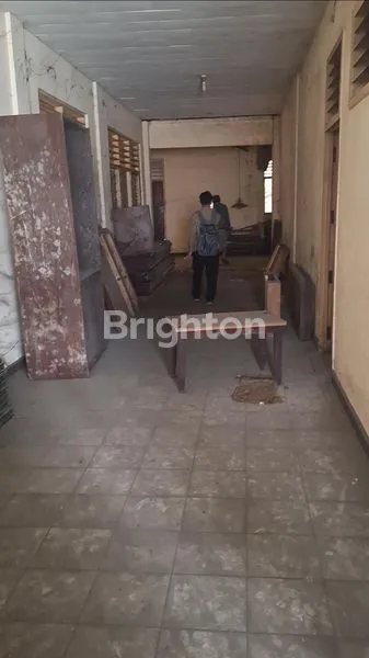 image DISEWAKAN RUMAH 2 LANTAI PINGGIR JALAN (2)