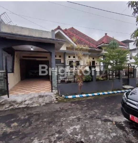 image RUMAH ASRI 2 LANTAI POSISI HOOK SIAP HUNI SENGKALING MALANG (1)