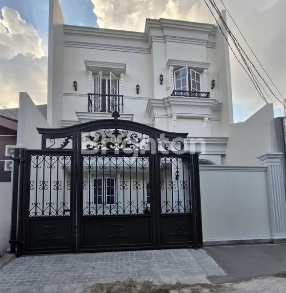 image RUMAH MEWAH DI KOMPLEK DPR PRIBADI – JAKARTA BARAT | DEKAT TOL JOR & PURI INDAH (1)