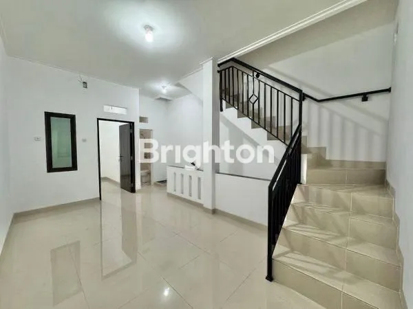 image RUMAH BARU 3 LANTAI ROW 1 MOBIL DALAM KOMPLEK ONE GATE SYSTEM BEBAS BANJIR DI TANJUNG DUREN JAKARTA BARAT (1)