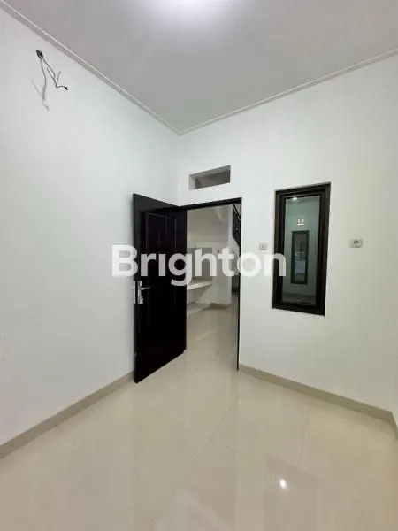 image RUMAH BARU 3 LANTAI ROW 1 MOBIL DALAM KOMPLEK ONE GATE SYSTEM BEBAS BANJIR DI TANJUNG DUREN JAKARTA BARAT (4)