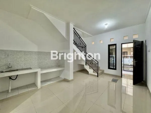 image RUMAH BARU 3 LANTAI ROW 1 MOBIL DALAM KOMPLEK ONE GATE SYSTEM BEBAS BANJIR DI TANJUNG DUREN JAKARTA BARAT (6)