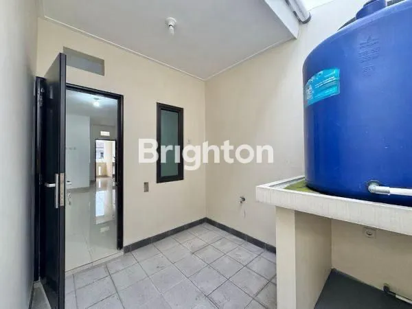 image RUMAH BARU 3 LANTAI ROW 1 MOBIL DALAM KOMPLEK ONE GATE SYSTEM BEBAS BANJIR DI TANJUNG DUREN JAKARTA BARAT (7)