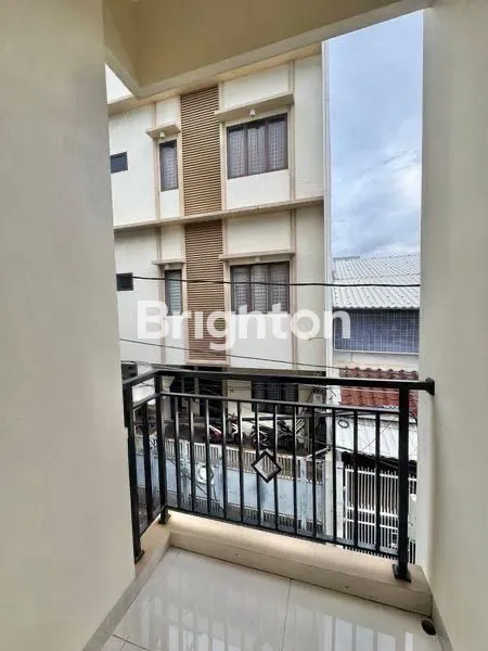 image RUMAH BARU 3 LANTAI ROW 1 MOBIL DALAM KOMPLEK ONE GATE SYSTEM BEBAS BANJIR DI TANJUNG DUREN JAKARTA BARAT (8)