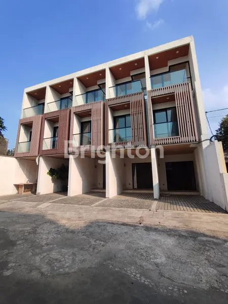 image RUMAH 3 LANTAI DI KEBAYORAN, 3+1 KT, SHM (1)