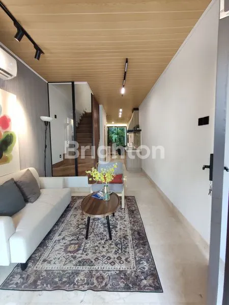 image RUMAH 3 LANTAI DI KEBAYORAN, 3+1 KT, SHM (2)