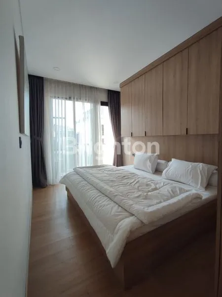 image RUMAH 3 LANTAI DI KEBAYORAN, 3+1 KT, SHM (6)