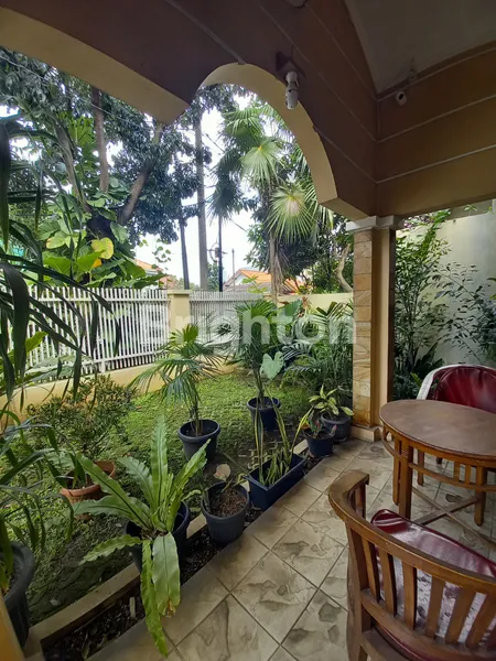 image RUMAH LUAS 1 LANTAI 5 KAMAR DALAM PERUMAHAN YANG TEDUH DI PASAR MINGGU (1)