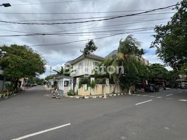 image RUMAH HOEK 2,5 LANTAI DI PULOMAS JAKARTA TIMUR (1)