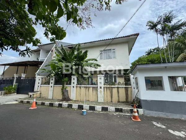 image RUMAH HOEK 2,5 LANTAI DI PULOMAS JAKARTA TIMUR (2)