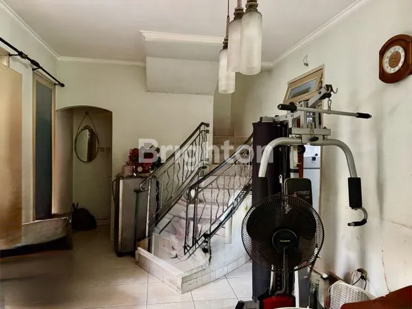 image RUMAH HOEK 2,5 LANTAI DI PULOMAS JAKARTA TIMUR (6)