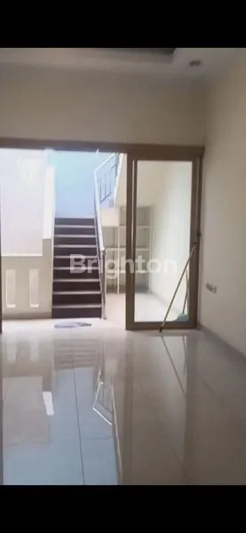 image RUMAH 2.5 LANTAI SIAP HUNI DI SUNTER AGUNG, LOKASI STRATEGIS (4)