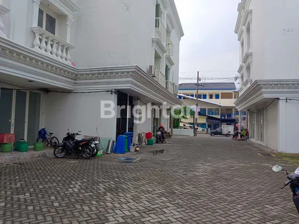 image RUKO ROYAL PALACE DI KOTA SIDOARJO, HALAMAN PARKIR LUAS (6)