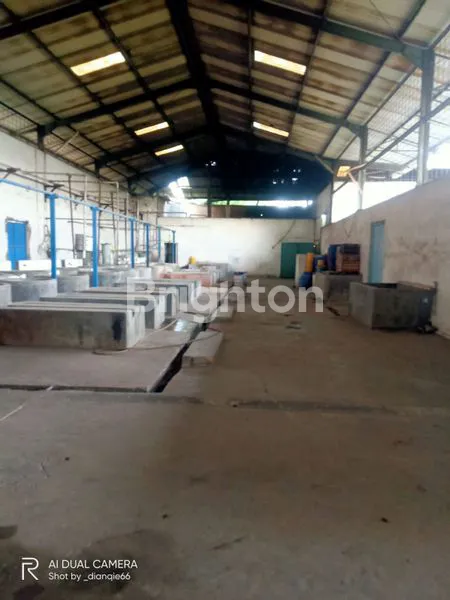 image JUAL GUDANG STRATEGIS DAN LUAS DI LOKASI EMAS KAWASAN INDUSTRI NAROGONG, BEKASI.\N​SPESIFIKASI PROPERTI:\N​LUAS TANAH (LT): 3.347 M²\N​LUAS BANGUNAN (LB): 1.500 M²\N​SERTIFIKAT: SHM (SERTIFIKAT HAK MILIK) - JAMINAN LEGALITAS!\N​AKSES JALAN: LANGSUNG DI JA (3)