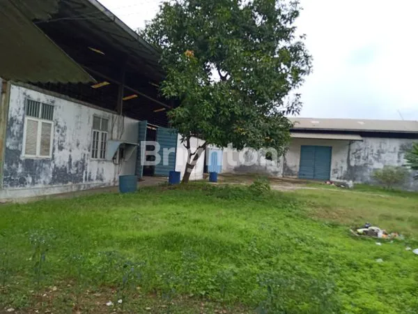 image JUAL GUDANG STRATEGIS DAN LUAS DI LOKASI EMAS KAWASAN INDUSTRI NAROGONG, BEKASI.\N​SPESIFIKASI PROPERTI:\N​LUAS TANAH (LT): 3.347 M²\N​LUAS BANGUNAN (LB): 1.500 M²\N​SERTIFIKAT: SHM (SERTIFIKAT HAK MILIK) - JAMINAN LEGALITAS!\N​AKSES JALAN: LANGSUNG DI JA (8)