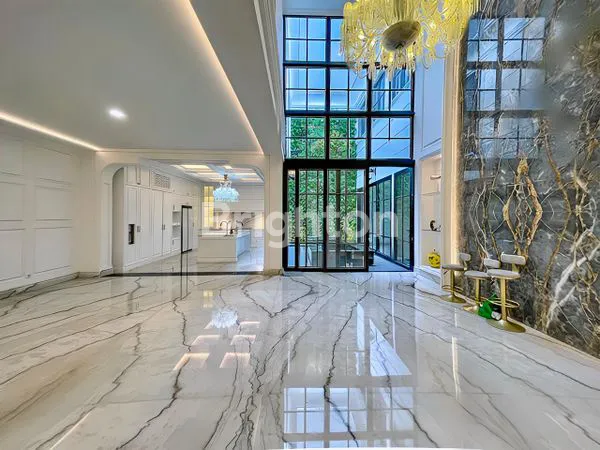 image RUMAH TINGGAL DUA LANTAI SIAP HUNI BERGAYA KLASIK MODERN, AMAN DAN NYAMAN AKSES MUDAH KEMANA MANA LOKASINYA SANGAT SANGAT STRATEGIS KELAPA GADING JAKARTA UTARA (2)