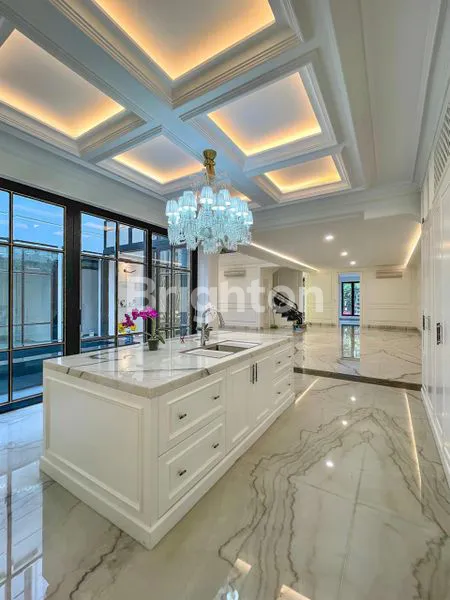 image RUMAH TINGGAL DUA LANTAI SIAP HUNI BERGAYA KLASIK MODERN, AMAN DAN NYAMAN AKSES MUDAH KEMANA MANA LOKASINYA SANGAT SANGAT STRATEGIS KELAPA GADING JAKARTA UTARA (3)