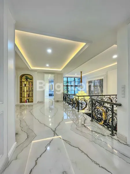 image RUMAH TINGGAL DUA LANTAI SIAP HUNI BERGAYA KLASIK MODERN, AMAN DAN NYAMAN AKSES MUDAH KEMANA MANA LOKASINYA SANGAT SANGAT STRATEGIS KELAPA GADING JAKARTA UTARA (5)