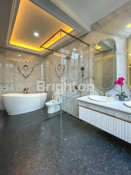 image RUMAH TINGGAL DUA LANTAI SIAP HUNI BERGAYA KLASIK MODERN, AMAN DAN NYAMAN AKSES MUDAH KEMANA MANA LOKASINYA SANGAT SANGAT STRATEGIS KELAPA GADING JAKARTA UTARA (8)