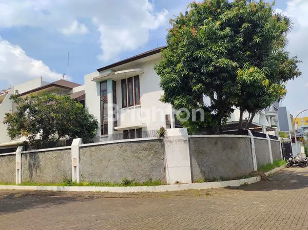 image RUMAH TINGGAL DUA LANTAI HOOK SIAP HUNI AMAN DAN NYAMAN AKSES MUDAH KEMANA MANA LOKASINYA SANGAT SANGAT STRATEGIS KELAPA GADING JAKARTA UTARA (1)