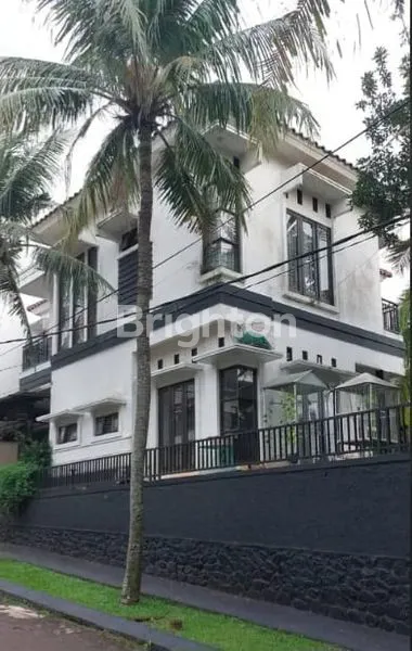 image RUMAH MEWAH CANTIK 2 LANTAI SIAP HUNI ADA KOLAM RENANG (1)