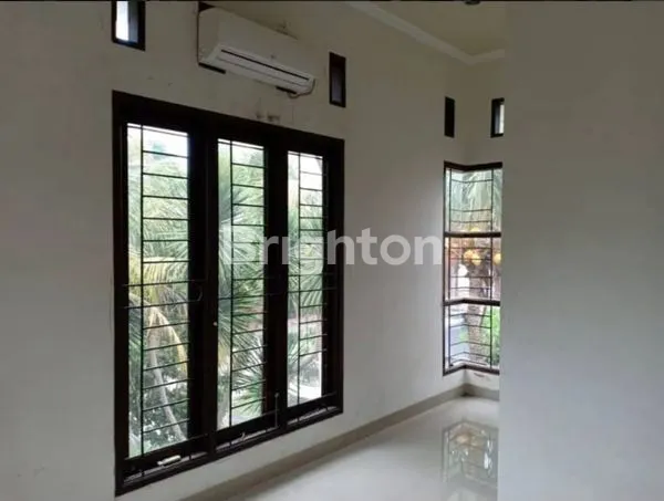 image RUMAH MEWAH CANTIK 2 LANTAI SIAP HUNI ADA KOLAM RENANG (5)