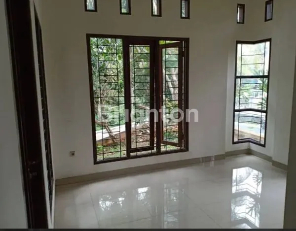 image RUMAH MEWAH CANTIK 2 LANTAI SIAP HUNI ADA KOLAM RENANG (3)