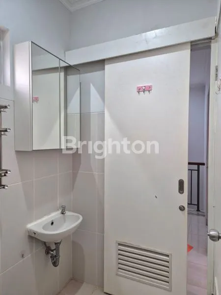 image RUMAH SIAP HUNI, RAPIH   ( BARU RENOVASI ,TINGGAL BAWA KOPER )  BOSTON VILLAGE. AREA CLUSTER YANG MEMILIKI SEMUA FASILITAS  YG DIPERLUKAN,SPT RS / KLINIK , AREA KOMERSIL,RESTORAN DSB. (6)