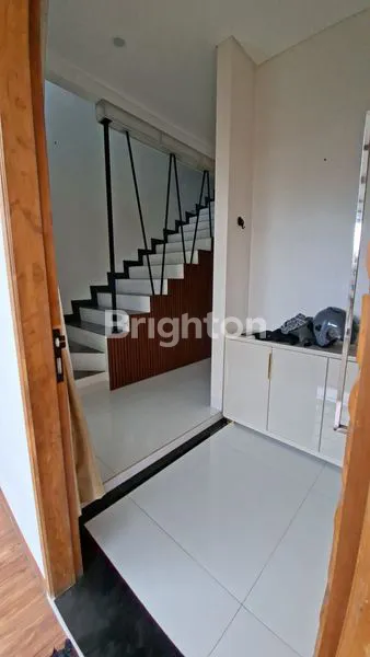 image RUMAH MEWAH 2 LANTAI DENGAN KOLAM RENANG PRIBADI (3)