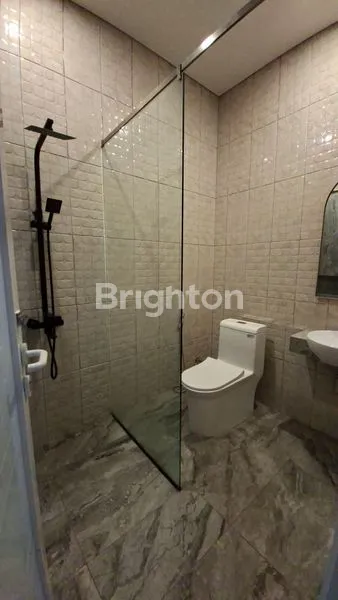 image RUMAH MEWAH 2 LANTAI DENGAN KOLAM RENANG PRIBADI (5)