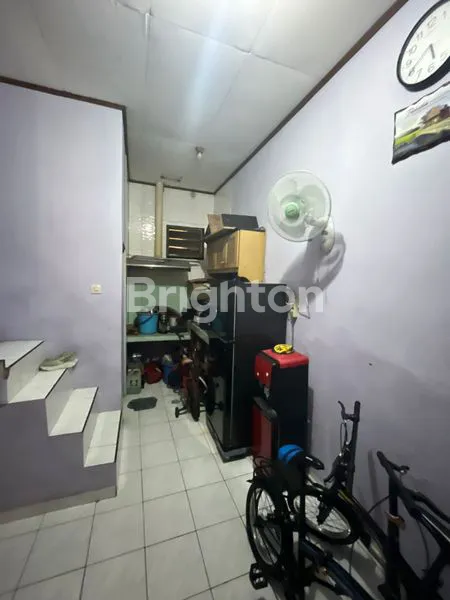 image DIJUAL RUMAH 3 LANTAI PADEMANGAN BARAT – BISA MASUK MOBIL, SIAP HUNI\\N (4)