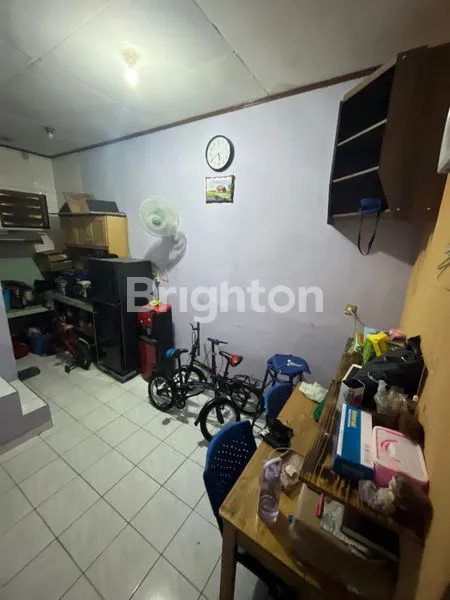 image DIJUAL RUMAH 3 LANTAI PADEMANGAN BARAT – BISA MASUK MOBIL, SIAP HUNI\\N (7)