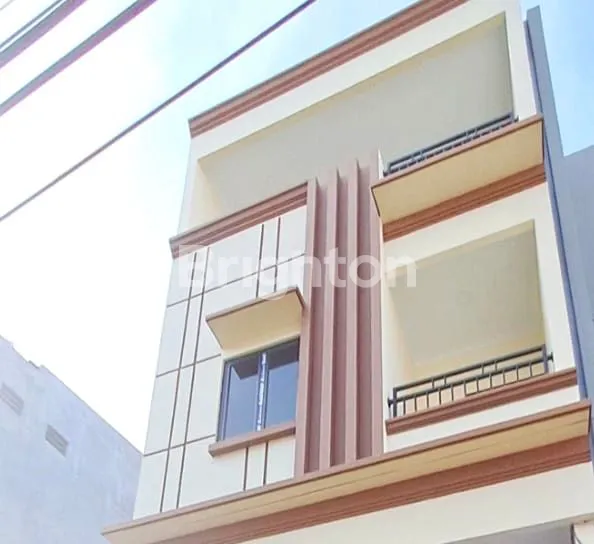 image RUMAH SIAP HUNI 3 LANTAI 4KM 61M² DI PADEMANGAN JAKARTA UTARA (1)