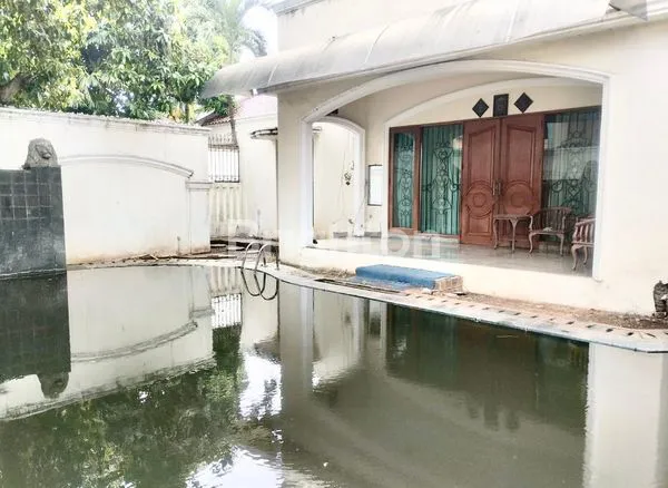 image RUMAH MEWAH 1 RUMAH UTAMA PLUS KOLAM RENANG + 4 RUMAH 2LANTAI TANAH KUSIR JAKARTA SELATAN  (7)