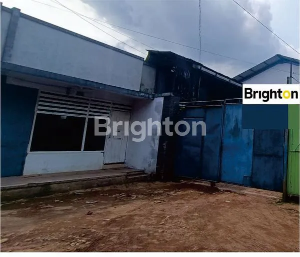 GUDANG SEKALIGUS ADA KANTORNYA DI TENGAH KOT