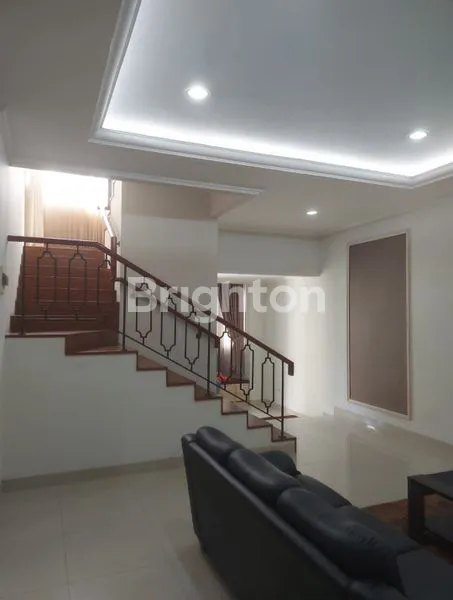 image RUMAH WHITSAND GREENWICH 2 LANTAI SEMIFURNISH  BSD CITY (1)