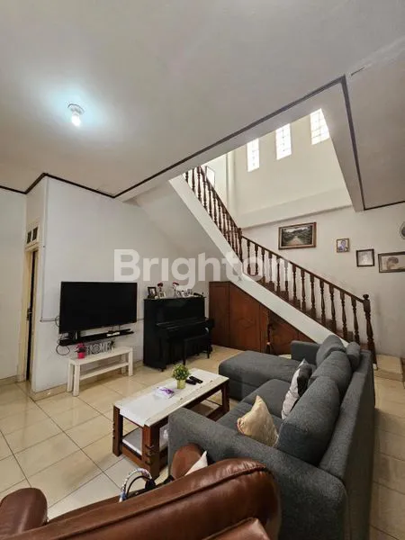 image DIJUAL RUMAH HOEK SEMI FURNISH 2 LANTAI (2)