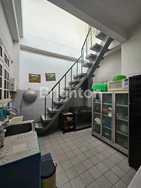 image DIJUAL RUMAH HOEK SEMI FURNISH 2 LANTAI (6)