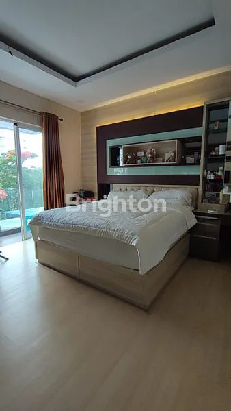 image RUMAH MEWAH GOLF VIEW FULL FURNISHED DI KEMAYORAN (5)
